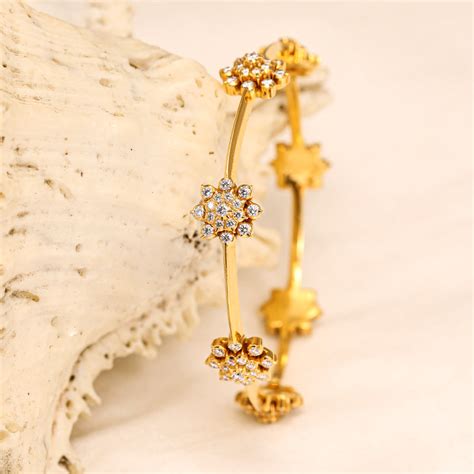 Buy Avantika 22K Gold Diamond Bangle | Zaveri Bros