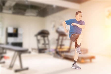 怎么保护膝盖？“护膝”辅助行走运动，配合氨糖修复软骨！_肌肉网