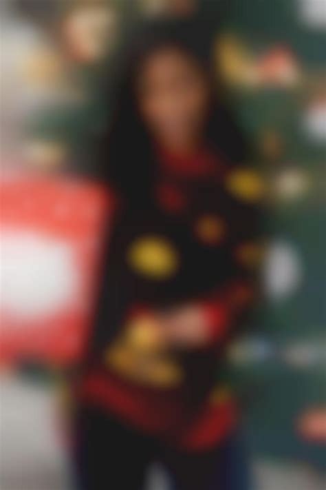 Biscuit-Holding Holiday Sweaters : festive holiday sweater