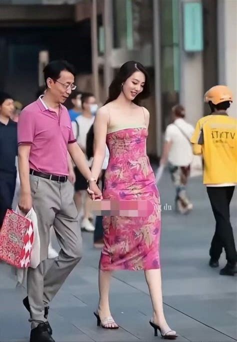中国企负责人与女同事牵手逛街遭偷拍 疑涉婚外情遭免职 - 国际 - 带你看世界