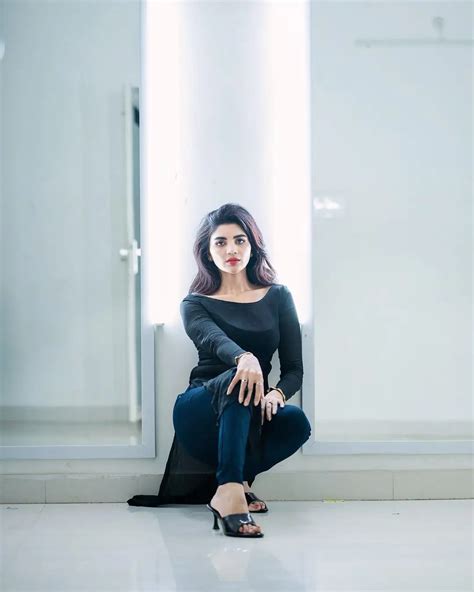 Jabardasth Varsha : టైట్ ఫిట్ డ్రెస్‌లో జబర్దస్త్ వర్ష హాట్ ఫోజులు ...