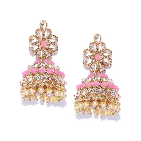 Mira Rajput Kapoor picked a pastel pink sari with a statement blouse at ...