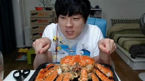 男子买了10斤帝王蟹，肉太多，吃着香，开心|帝王蟹|蟹腿|蟹肉_新浪新闻