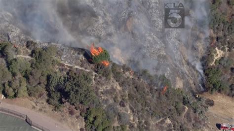 Vegetation fire consumes hillside in Pacific Palisades | KTLA