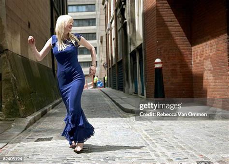 Running Woman Look Back Reference 的图像结果