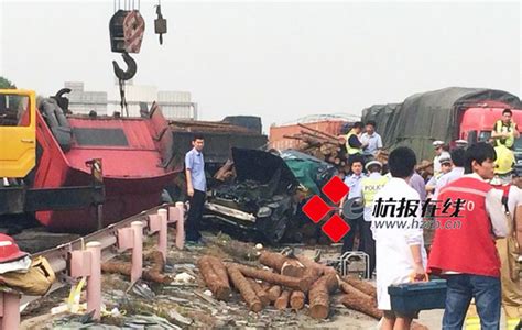北京：公交与轿车相撞 致3学生死亡20人受伤-搜狐新闻