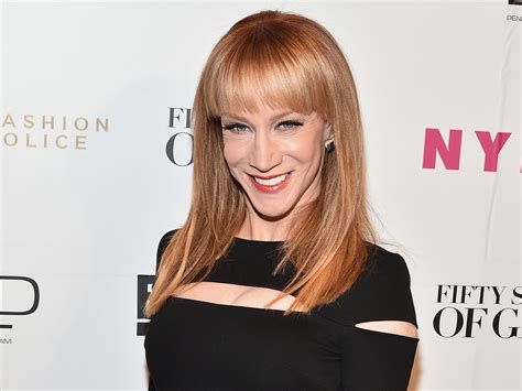 Kathy Griffin holds up Donald Trump's decapitated head in new photo ...