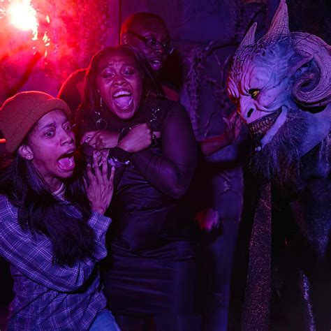 https://www.universalorlando.com/webdata/k2/en/us/files/Images/usf-halloween-horror-nights-demon-scareactor-lunge-b.jpg