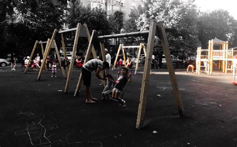 Vara în Parcul Sebastian. Rahova colț cu strada Făt-Frumos