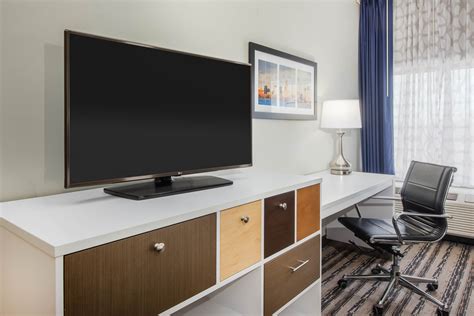 La Quinta Inn & Suites by Wyndham Buffalo Amherst | Buffalo, NY Hotels