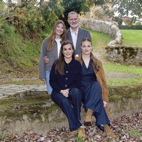Christmas Photo of the Spanish Royal Family – The Real My Royals