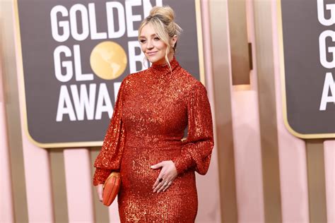 Abby Elliott Debuts Baby Bump at Golden Globes | POPSUGAR Celebrity