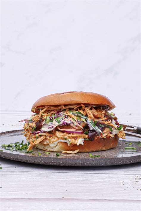 Pulled chicken burger med coleslaw - Opskrift på pulled chicken burger