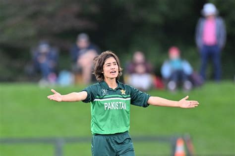 Diana Baig appeals for lbw against Tammy Beaumont | ESPNcricinfo.com