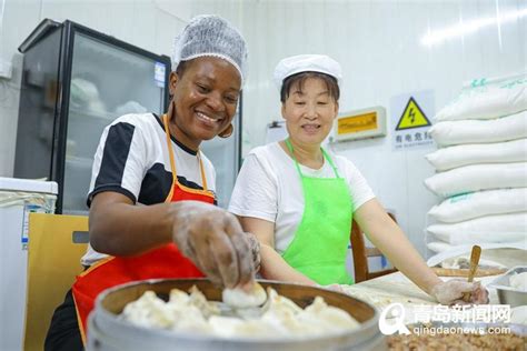 [青岛新闻网]包蒸饺、做锅贴……外国友人在李沧体验中国传统美食