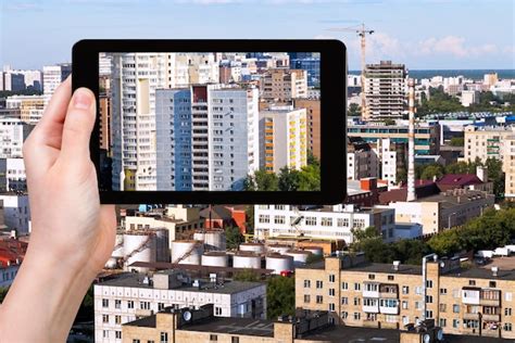 Photographs picture of city on tablet pc | Premium Photo