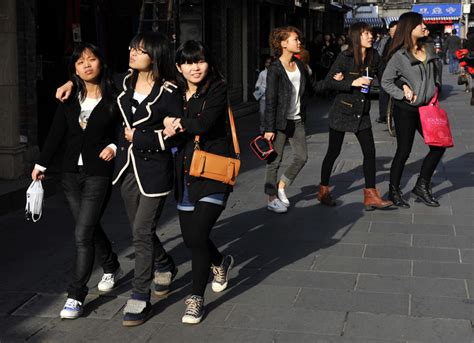 青年女人们一起逛街购物高清摄影大图-千库网