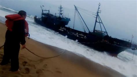 山东威海海域一油船大风浪中失控 13名船员获救_新华报业网