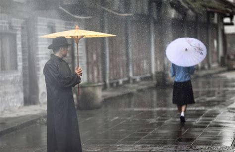 “撑着油纸伞，走在悠长悠长的雨巷…”是出自谁的诗_百度知道