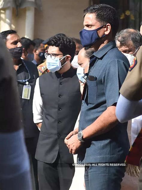 Lata Mangeshkar's funeral: PM Modi, Shah Rukh Khan, Asha Bhosle ...