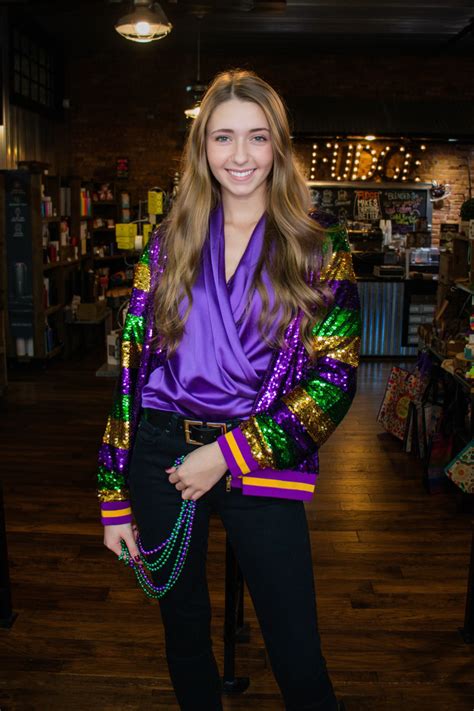 30 Cute & Stylish Mardi Gras Outfits for 2023 - College Fashion