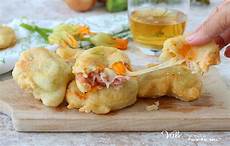 fiori di zucca pastella fiori di zucca fritti in pastella con prosciutto e formaggio fiori di zucca pastella fiori di zucca fritti in pastella con prosciutto e formaggio
