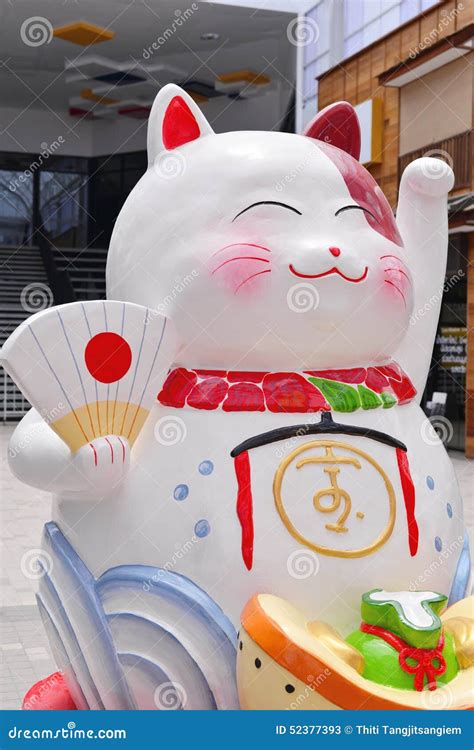 Lucky Cat (Maneki Neko) Statue Editorial Stock Photo - Image of carp, faith: 52377393