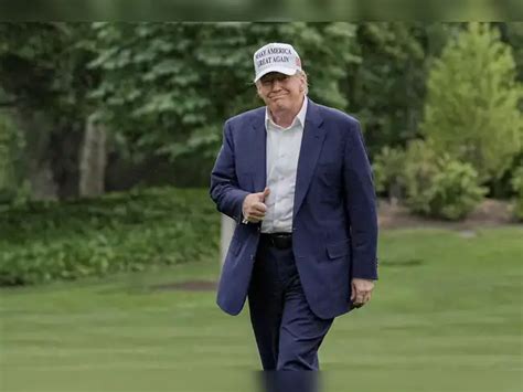 Donald Trump's new official portrait released by White House, netizens ...