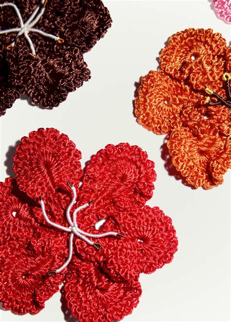 Crochet flower brooch - Women | MANGO USA