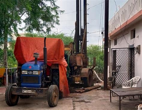 हाउसिंग बोर्ड कालोनी में सड़क पर हो रहा नलकूप खनन - Narmadanchal News