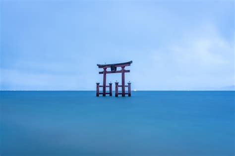 Japanese shrine gate on the lake biwa long exposure | Premium Photo