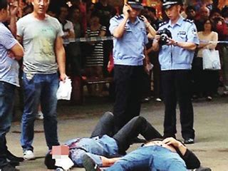 广州闹市多人斗殴 警方鸣枪示警制服肇事者_ 视频中国