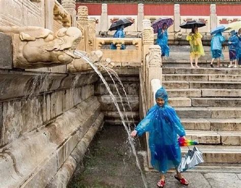 北京暴雨故宫再现“九龙吐水” 游客慌忙躲雨不忘拍照，网友：有几只在偷懒-热备资讯
