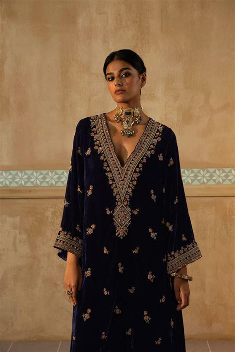 Navy Embroidered Mughal Yoke Kurta Set-RTS – Sureena Chowdhri