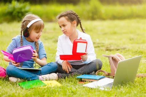 Bonitas colegiais comem ao ar livre. Almoços saudáveis para crianças em ...