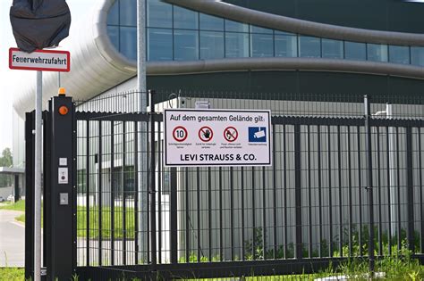 Levi Strauss übergibt Logistikgeschäft in Wulfen an GXO Logistics