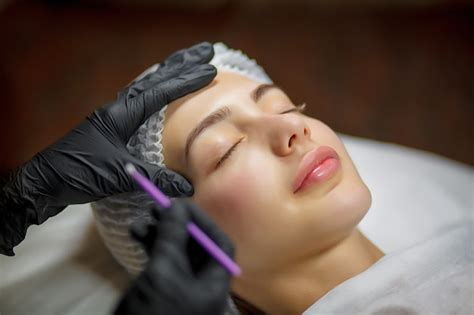 Permanent make up eyeliner procedure | Premium Photo