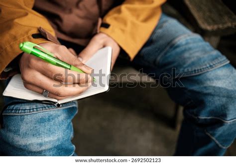 Reporter Taking Notes 的图像结果