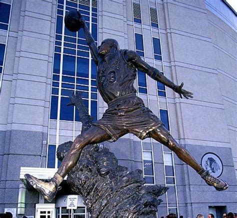NBA十大巨星雕像，一人所在球馆已搬迁，一人被放在场馆内_球场