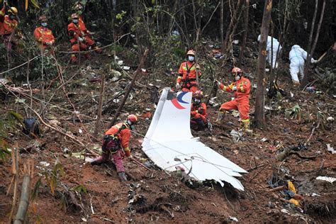 1999年温州空难：救援者正整理遇难者遗体 – 铁血网