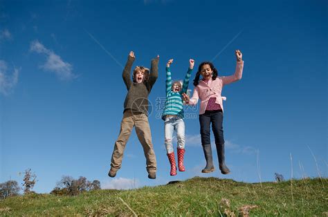 三个孩子在山上跳高清图片下载-正版图片501450325-摄图网