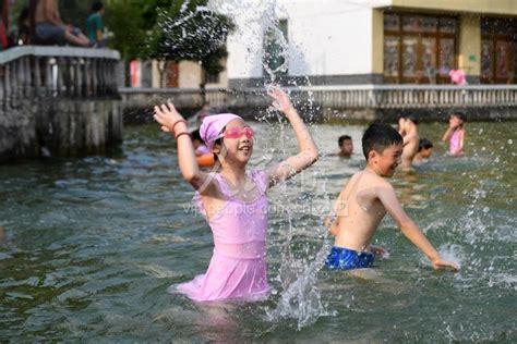 江西宜春：乡村公益游泳池欢乐多-人民图片网