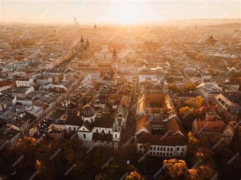 Wschód słońca widok na krakowski rynek i ulice Kraków woj. małopolskie ...