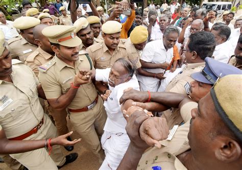 Cane farmers attempt sit-in protest at Thanjavur Collectorate, arrested