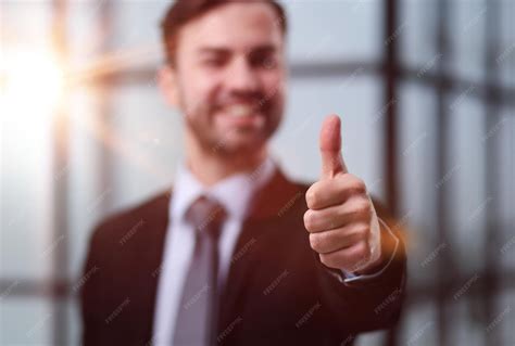 Business Man Giving Thumbs Up 的图像结果