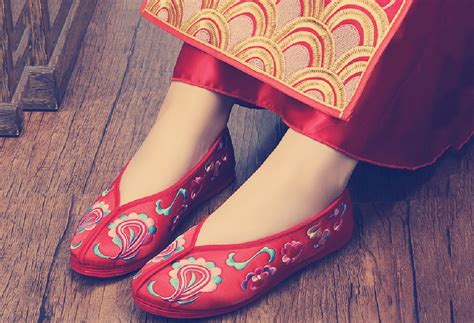 古代女子绣花鞋是怎么来的？为何说绣花鞋是中国女性特有服饰_文化