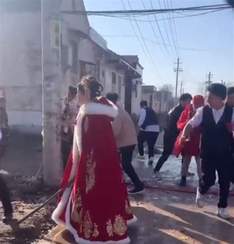 伴娘被绑电线杆脚底放鞭炮 中国网民看不过眼骂“低俗” | Xuan