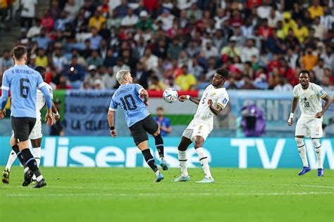 乌拉圭含冤从世界杯出局，关键点球没有吹，赛后球员开始围攻主裁 - 哔哩哔哩