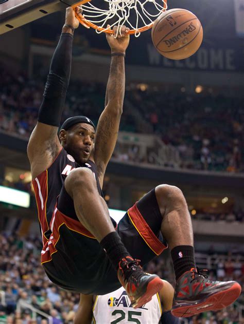 Miami Varme Lebron James Slam Dunk 200+] Lebron James Wallpaper