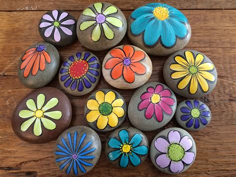 Hand Painted Flower Stones | Painted rocks, Rock painting designs ...